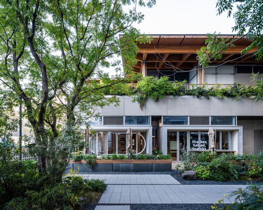 CHUNXI Marketplace and GULANG Gymnasium / Atelier Z+ CHUNXI Marketplace and GULANG Gymnasium / Atelier Z+ - Exterior Photography, Garden, Balcony, Courtyard