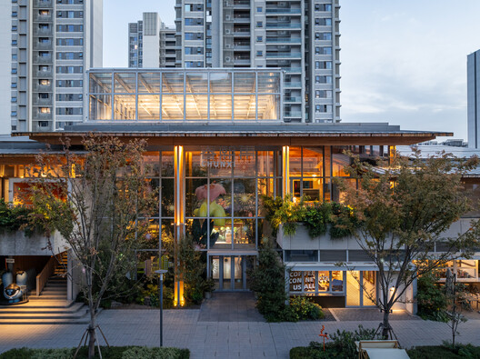 CHUNXI Marketplace and GULANG Gymnasium / Atelier Z+ CHUNXI Marketplace and GULANG Gymnasium / Atelier Z+ - Exterior Photography, Balcony