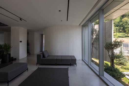 Double Side House / bood design bureau - Interior Photography, Living Room, Concrete
