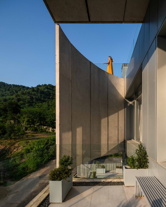 Double Side House / bood design bureau - Exterior Photography, Concrete, Balcony