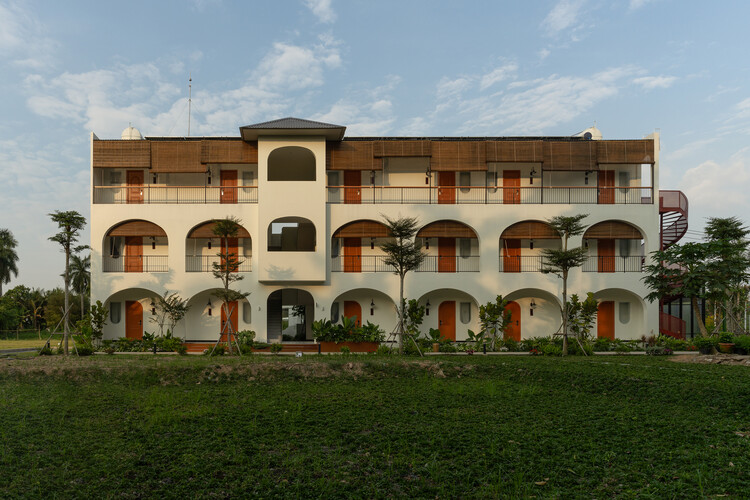 Sadec Garden Hotel / PAU Architects  - Exterior Photography, Hotels, Courtyard, Arcade