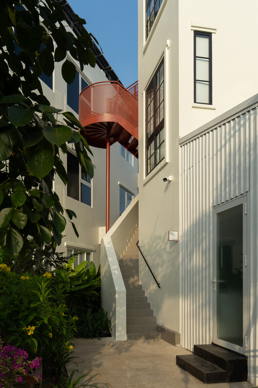 Sadec Garden Hotel / PAU Architects Sadec Garden Hotel / PAU Architects - Exterior Photography, Stairs, Balcony, Handrail