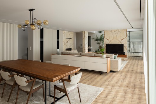 Casa Branca Minimalista  / Arquitetura.501 - Fotografia de Interiores, Mesa, Madeira, Cadeira, Iluminação