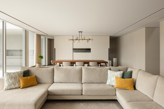 Casa Branca Minimalista  / Arquitetura.501 - Fotografia de Interiores, Sala de Estar, Sofá, Madeira, Iluminação, Mesa