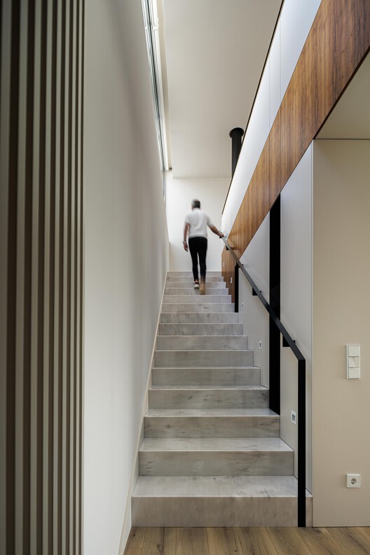 Casa Branca Minimalista  / Arquitetura.501 - Fotografia de Interiores, Escada, Madeira, Corrimão