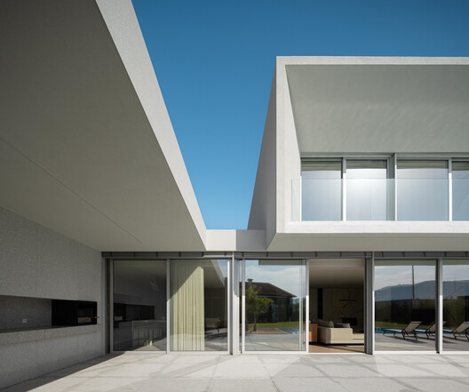 Casa Branca Minimalista  / Arquitetura.501 - Fotografia de Exterior, Concreto