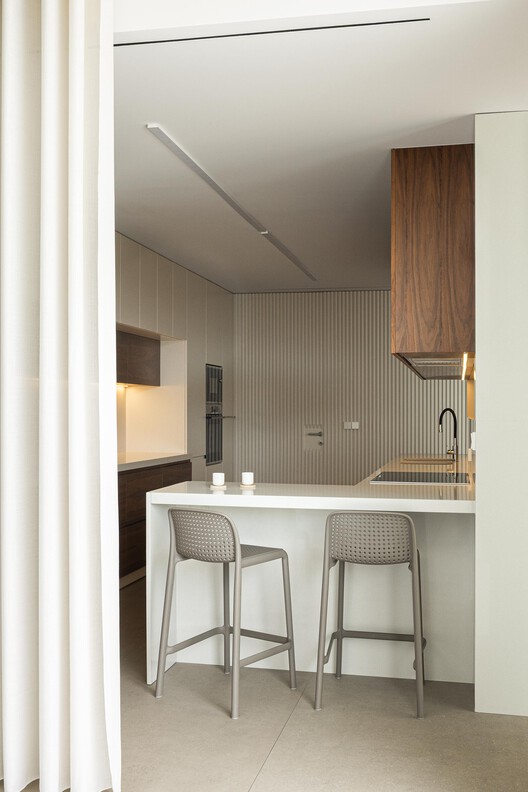 Casa Branca Minimalista  / Arquitetura.501 - Fotografia de Interiores, Cozinha, Madeira, Cadeira, Bancada