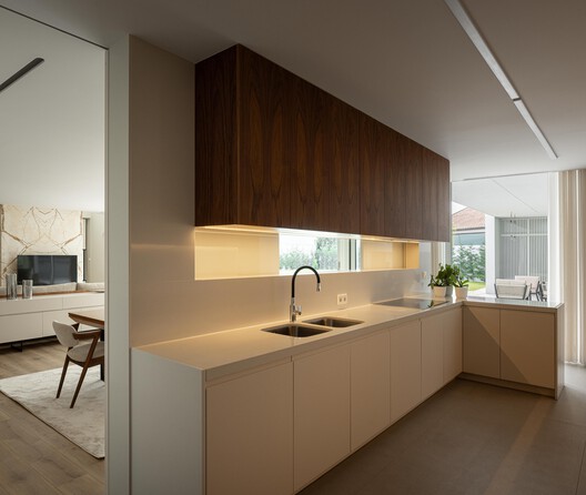 Casa Branca Minimalista  / Arquitetura.501 - Fotografia de Interiores, Cozinha, Madeira, Bancada