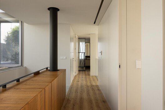 Casa Branca Minimalista  / Arquitetura.501 - Fotografia de Interiores, Madeira, Iluminação, Porta, Vidro