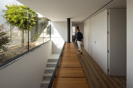 Casa Branca Minimalista  / Arquitetura.501 - Fotografia de Interiores, Madeira