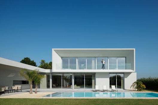 Casa Branca Minimalista  / Arquitetura.501 - Fotografia de Exterior, Porta