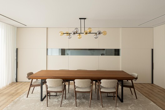 Casa Branca Minimalista  / Arquitetura.501 - Fotografia de Interiores, Sala de Jantar, Mesa, Madeira, Iluminação, Cadeira
