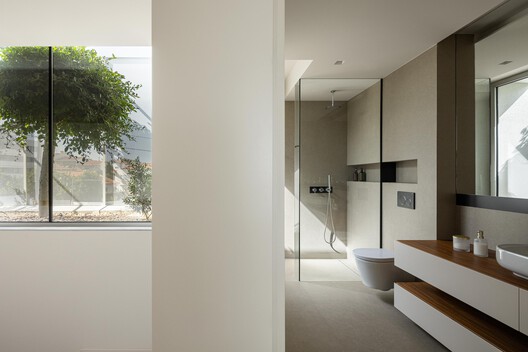 Casa Branca Minimalista  / Arquitetura.501 - Fotografia de Interiores, Banheiro, Iluminação, Porta, Vidro