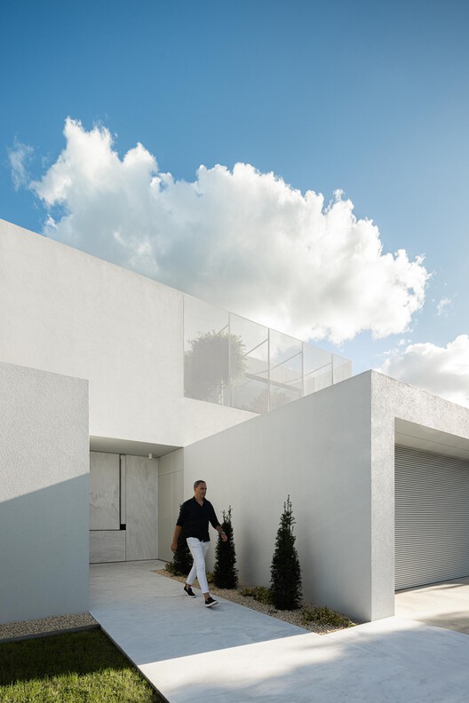 Casa Branca Minimalista  / Arquitetura.501 - Fotografia de Exterior, Concreto