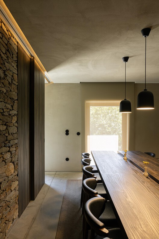 Casa Refugio TerraSense Mountain / Atelier DRK Casa Refugio TerraSense Mountain / Atelier DRK - Fotografía interior, Madera, Sillas