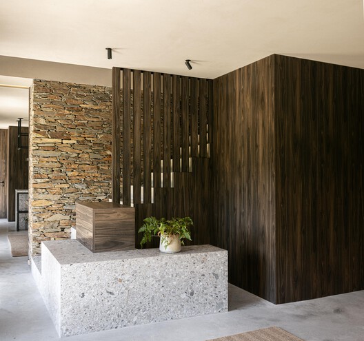 Casa Refugio TerraSense Mountain / Atelier DRK Casa Refugio TerraSense Mountain / Atelier DRK - Fotografía interior, Madera, Iluminación