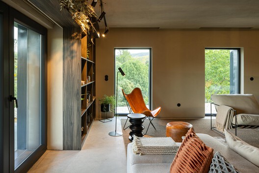 Casa Refugio TerraSense Mountain / Atelier DRK Casa Refugio TerraSense Mountain / Atelier DRK - Fotografía interior, Madera, Sillas, Iluminación, Mesas