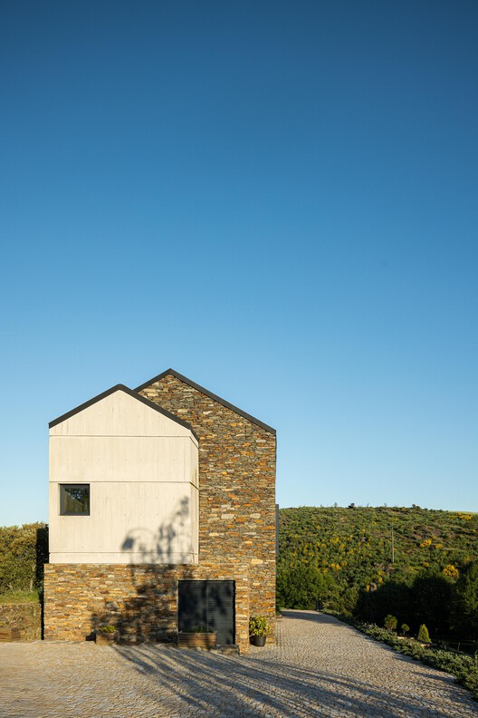 Casa Refugio TerraSense Mountain / Atelier DRK Casa Refugio TerraSense Mountain / Atelier DRK - Fotografía exterior