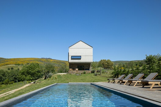 Casa Refugio TerraSense Mountain / Atelier DRK Casa Refugio TerraSense Mountain / Atelier DRK - Imagen 6 de 48