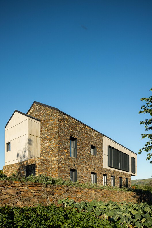 Casa Refugio TerraSense Mountain / Atelier DRK Casa Refugio TerraSense Mountain / Atelier DRK - Fotografía exterior