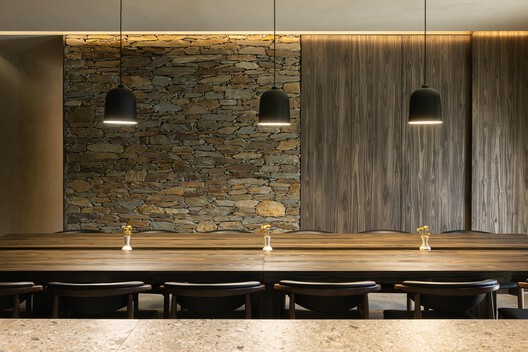 Casa Refugio TerraSense Mountain / Atelier DRK Casa Refugio TerraSense Mountain / Atelier DRK - Fotografía interior, Cocina, Madera, Iluminación, Mesas, Sillas