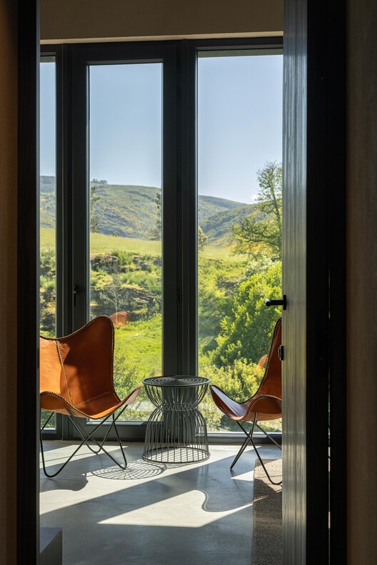 Casa Refugio TerraSense Mountain / Atelier DRK Casa Refugio TerraSense Mountain / Atelier DRK - Fotografía interior, Madera, Sillas