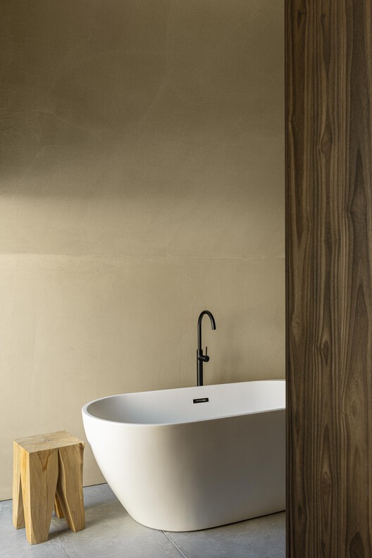 Casa Refugio TerraSense Mountain / Atelier DRK Casa Refugio TerraSense Mountain / Atelier DRK - Fotografía interior, Baño, Madera, Tinas, Tarjas