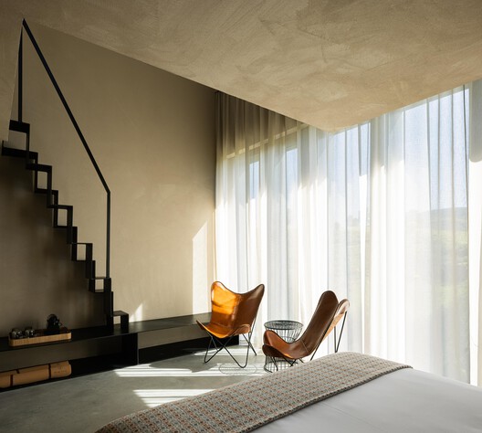 Casa Refugio TerraSense Mountain / Atelier DRK Casa Refugio TerraSense Mountain / Atelier DRK - Fotografía interior, Madera, Dormitorio, Iluminación, Camas, Sillas