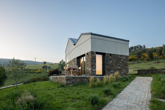 Casa Refugio TerraSense Mountain / Atelier DRK Casa Refugio TerraSense Mountain / Atelier DRK - Fotografía exterior