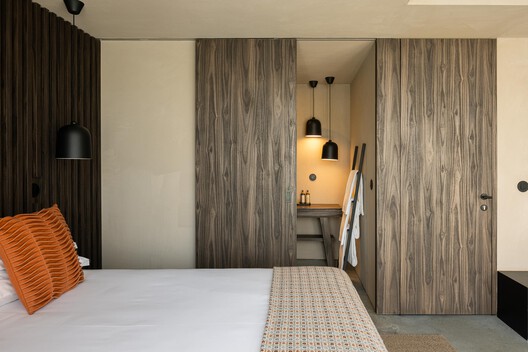 Casa Refugio TerraSense Mountain / Atelier DRK Casa Refugio TerraSense Mountain / Atelier DRK - Fotografía interior, Dormitorio, Madera, Iluminación, Camas