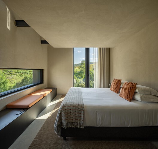 Casa Refugio TerraSense Mountain / Atelier DRK Casa Refugio TerraSense Mountain / Atelier DRK - Fotografía interior, Dormitorio, Camas