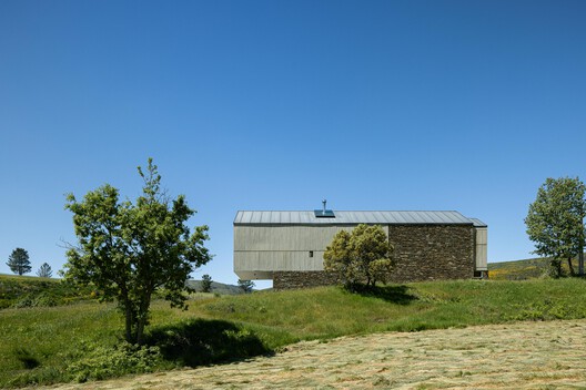 Casa Refugio TerraSense Mountain / Atelier DRK Casa Refugio TerraSense Mountain / Atelier DRK - Fotografía exterior