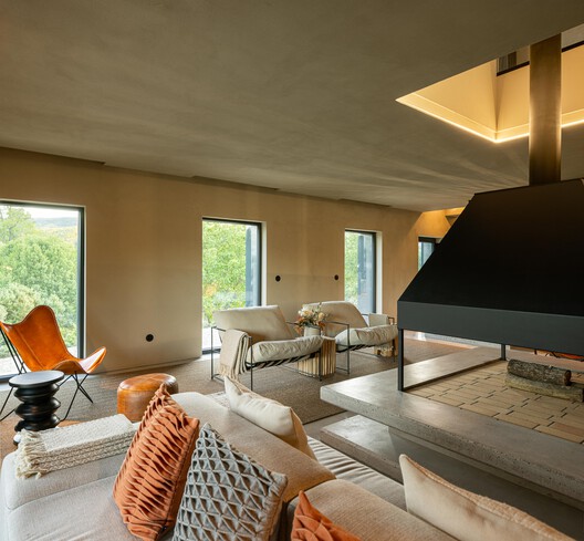 Casa Refugio TerraSense Mountain / Atelier DRK Casa Refugio TerraSense Mountain / Atelier DRK - Fotografía interior, Sala de estar, Madera, Sillas, Iluminación, Mesas, Fijación Vigas