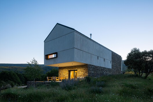 Casa Refugio TerraSense Mountain / Atelier DRK Casa Refugio TerraSense Mountain / Atelier DRK - Fotografía exterior