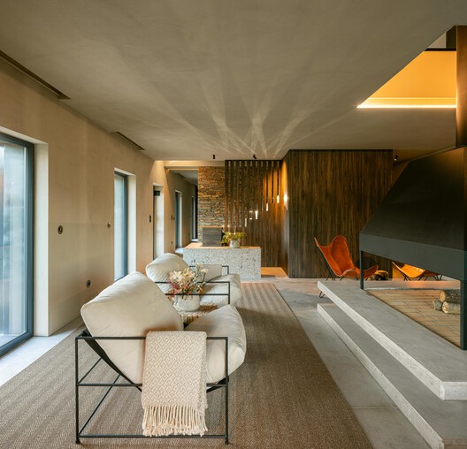 Casa Refugio TerraSense Mountain / Atelier DRK Casa Refugio TerraSense Mountain / Atelier DRK - Fotografía interior, Sala de estar, Madera, Sillones, Iluminación, Sillas, Mesas