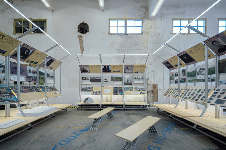 「瀫石光·艺术生态走廊」开幕回顾展项目—北展厅空间设计 / 梓集fabersociety - 室内图, 博物馆展览馆室内设计, 椅子