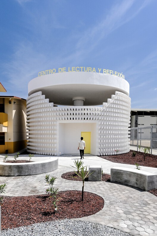 Centro de Reflexión y Lectura CERESO 2 / Antonio Garza Ferrigno - Figura 2 de 18