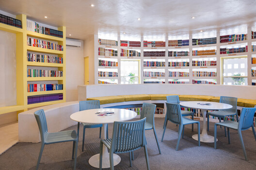 Centro de Reflexión y Lectura CERESO 2 / Antonio Garza Ferrigno Centro de Reflexión y Lectura CERESO 2 / Antonio Garza Ferrigno - Fotografía interior, Comedor, Estanterías, Iluminación, Mesas, Sillas