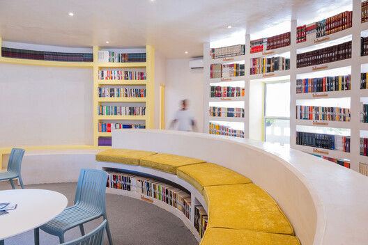 Centro de Reflexión y Lectura CERESO 2 / Antonio Garza Ferrigno Centro de Reflexión y Lectura CERESO 2 / Antonio Garza Ferrigno - Fotografía interior, Estanterías