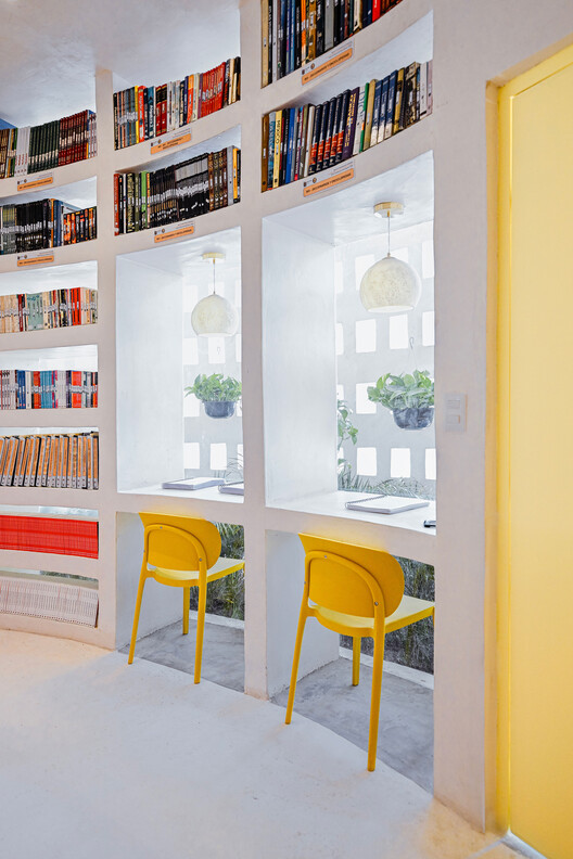 Centro de Reflexión y Lectura CERESO 2 / Antonio Garza Ferrigno Centro de Reflexión y Lectura CERESO 2 / Antonio Garza Ferrigno - Fotografía interior, Estanterías, Iluminación, Sillas