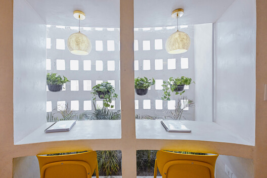 Centro de Reflexión y Lectura CERESO 2 / Antonio Garza Ferrigno Centro de Reflexión y Lectura CERESO 2 / Antonio Garza Ferrigno - Fotografía interior, Iluminación, Vidrio, Sillas