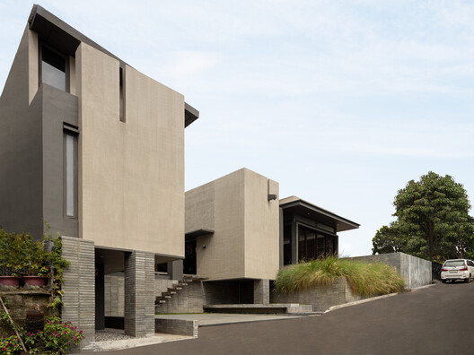 Rumah Tahu House / suatudio - Exterior Photography, Concrete