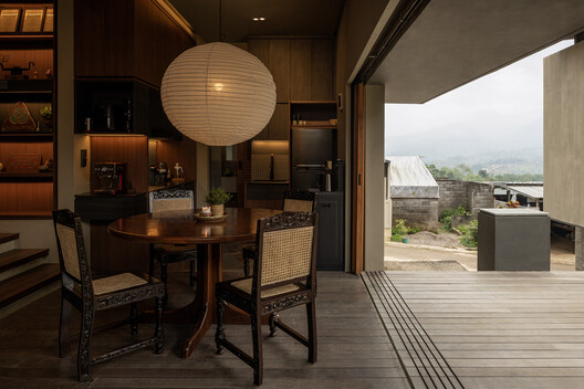 Rumah Tahu House / suatudio - Interior Photography, Dining room, Wood, Lighting, Chair
