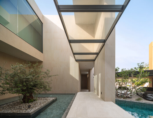Axis of Growth House / Elemental Living - Interior Photography, Courtyard, Concrete, Balcony