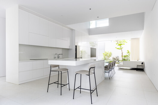 F10 House / 23o5Studio - Interior Photography, Kitchen, Countertop, Glass, Chair