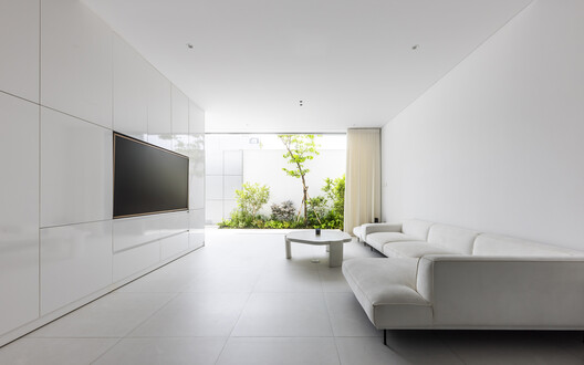 F10 House / 23o5Studio - Interior Photography, Living Room, Glass