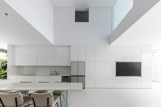 F10 House / 23o5Studio - Interior Photography, Kitchen, Glass, Chair