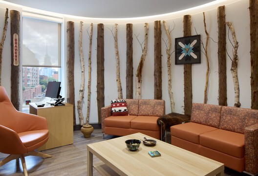 Indigenous Hub / BDP Quadrangle + Two Row Architect + Stantec Architecture + ERA Architects Indigenous Hub / BDP Quadrangle + Two Row Architect + Stantec Architecture + ERA Architects - Interior Photography, Living Room, Wood, Lighting, Chair