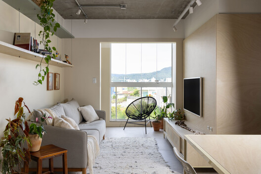 Apartamento Mari 402 / Térreo Arquitetos - Fotografia de Interiores, Madeira, Iluminação, Sofá, Cadeira