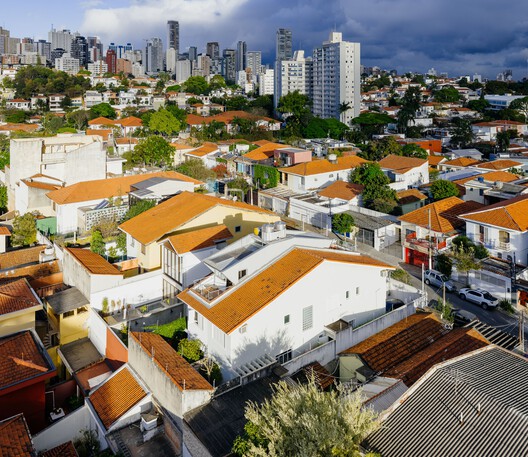 Residencia RAJ / Ricardo Gusmão Arquitetos Residencia RAJ / Ricardo Gusmão Arquitetos - Fotografía exterior, Urbano